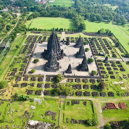 Wijaya Imperial Hotel Baturetno Bagian luar foto