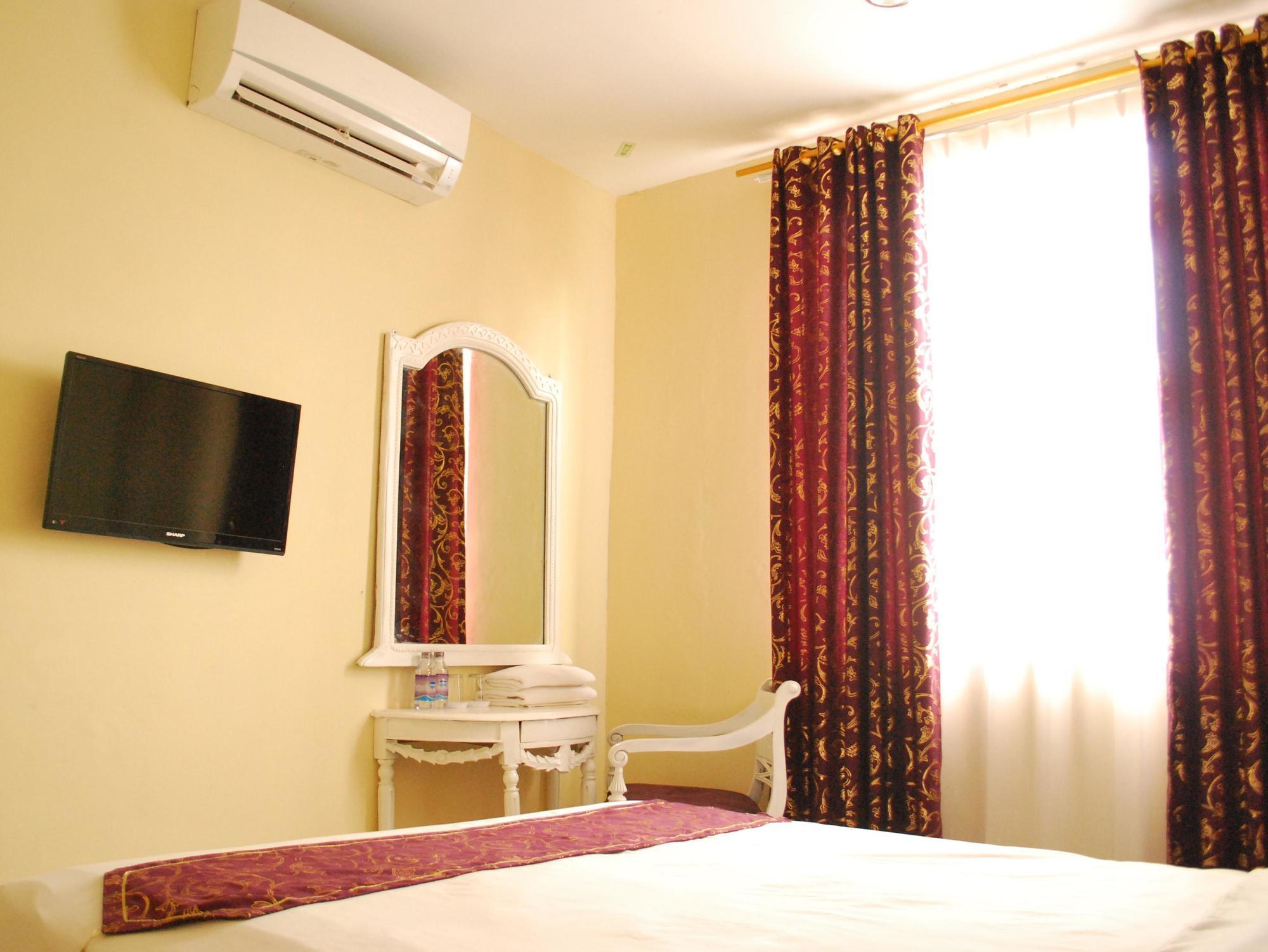 Wijaya Imperial Hotel Baturetno Bagian luar foto