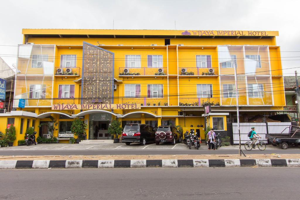Wijaya Imperial Hotel Baturetno Bagian luar foto