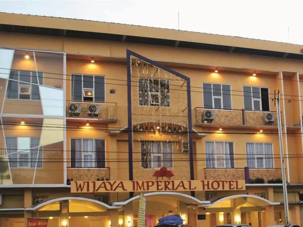 Wijaya Imperial Hotel Baturetno Bagian luar foto
